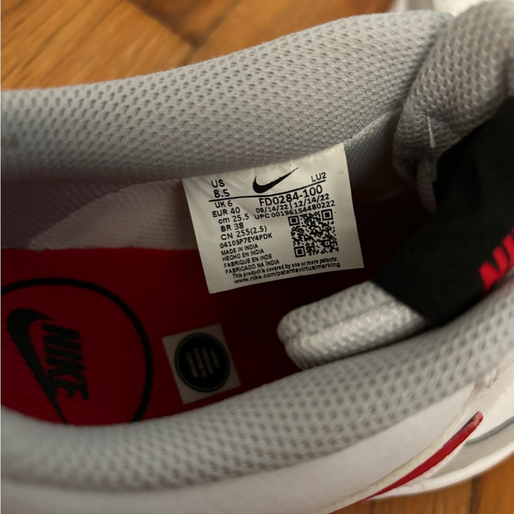 Nike sneakers size 8.5 - Picture 4 of 5